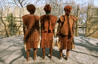 Three ladies in traditioal leather dress
\n