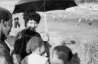 Winnie Mandela assistant à un match de football du club Mandela