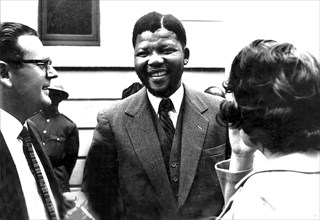 Joe Slovo, Nelson Mandela et Ruth First à la sortie de leur procès pour trahison