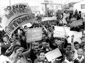 Manifestation pacifique de jeunes noirs dans les rues de Soweto