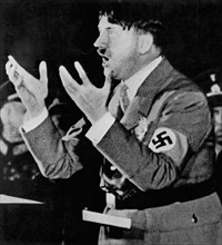 Adolphe Hitler lors d'une allocution devant une assemblée du parti nazi à Munich