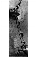 Femmes grimpant à l'échelle pour porter du charbon jusqu'au puits de mine
