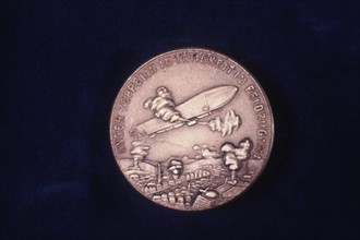 Face d'une médaille représentant un Zeppelin