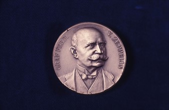 Face d'une médaille commémorative représentant le Comte Ferdinand von Zeppelin (1838-1917)