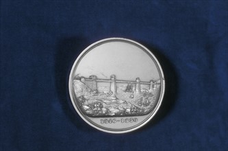 Face d'une médaille représentant le pont Britannia à structure tubulaire du détroit de Menai