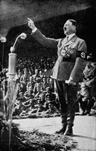Adolph Hitler s'addressant à la foule