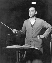Portrait d'Igor Stravinsky (1882-1971) compositeur américain d'origine russe dirigeant son orchestre