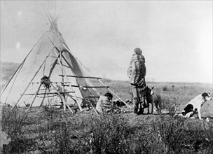 Jeune squaw Cris devant son tipi, fin 19e siècle