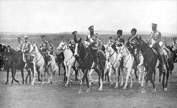 Nicolas II (1868-1919) Tsar de Russie à partir de 1894, à cheval, supporté par ses officiers d'État major