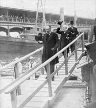 Traité de Portsmouth.  Le Comte Witte, le Baron Rosen et le Secrétaire d'État Américain Pierce débarquent au Yacht Club de New York