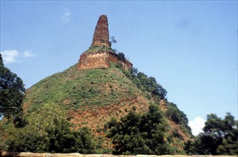 Stupa, sanctuaire bouddhiste a Abeygyriya, Sri Lanka