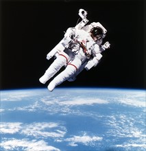 L'astronaute americain Bruce McCandless sur le "fauteuil de l'espace" au cours de la mission 41-B