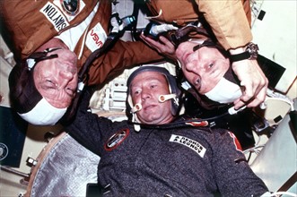 Photographie montrant les deux équipes US/URSS de l'Apollo-Soyuz Test Project