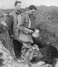 Premiere guerre mondiale : Aumonier militaire a Munster priant devant la tombe de soldats tues dans les tranchees par un obus allemand