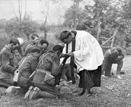 Premiere guerre mondiale : Troupes neo-zelandaises ecoutant une sainte communion prononcee en plein-air par un aumonier militaire