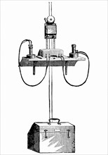 Le telephone a pastille de carbone d'Edison : transmetteur / recepteur avec batterie a la base de l'appareil