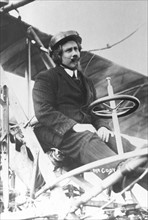Cody, Samuel Franklin  (1862-1913), aviateur britannique d'origine americaine, a bord de son biplan