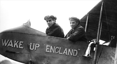 Graham White (a gauche) et R.T. Gates, pionniers britanniques de l'aviation