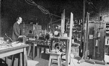 Joseph John Thompson dans son laboratoire