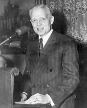 Sherman Adams (1899-1986) prononçant un discours