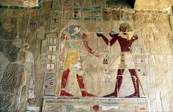 Hatchepsout présentant une offrande à Horus