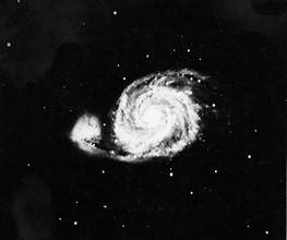 Photographie de la galaxie dans la constellation des Chiens de Chasse, prise à l'Observatoire de Mount Wilson en 1910