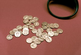 Pièces d'or romaines trouvées en Angleterre