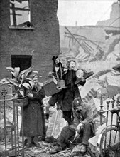 Londoniens sur les ruines de leur maison.