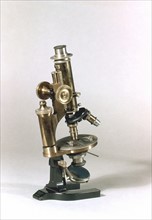 Microscope with objectives of different powers
