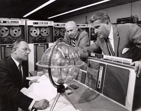 Wernher von Braun discutant avec ses collègues