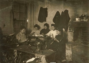 Groupe de femmes à New York dans un atelier de misère
