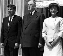 John Kennedy et sa femme Jackie, et Charles de Gaulle