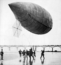 Alberto Santos-Dumont's airship No. 14