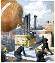 Pompiers parisiens sur le toit tentant de saisir une montgolfière