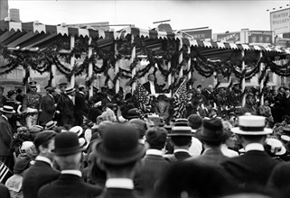 US President William Taft at unveiling ceremony for the memorial at entrance to Central Park