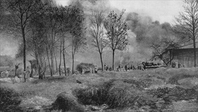 Une ferme française en feu après un tir d'obus allemand