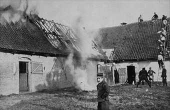 Maisons en feu après un tir d'obus allemand