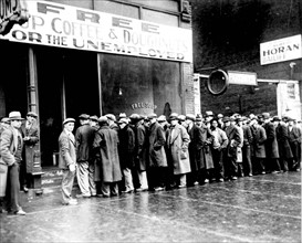 Hommes au chômage faisant la queue