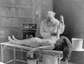 Un docteur prêt à autopsier une jeune fille nue