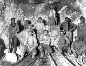 Des travailleurs noirs, blancs et chinois dans une mine d'or