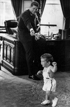 John Fitzgerald Kennedy et son fils