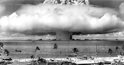 Les Etats-Unis font exploser une bombe atomique