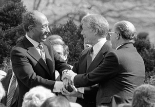 Le président égyptien Anwar Sadat, le président américain Jimmy Carter et le premier ministre israélien Menachem Begin
