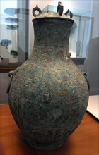 Chinese wine vase with lid