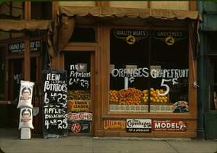 Grand Grocery Company store in Lincoln, 1942