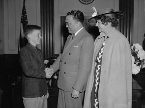 Spelling bee contestants with J. Edgar Hoover, 1937