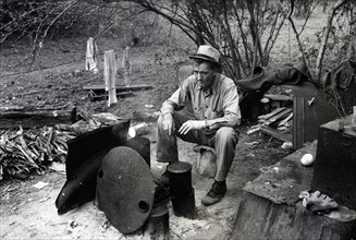 Harlingen (vicinity), Tex. Migrant worker sitting in front of fire. 19390101.