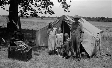 Veteran migrant agricultural worker and his family encamped on the Arkansas River, Wagoner County, Oklahoma By Russell Lee, 1903-1986, photographer Date 19390101.