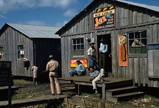 Living quarters and juke joint for migratory workers, a slack season; Belle Glade, Florida. Negro migratory workers by a juke joint 19410101
