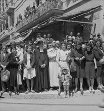 Crowds watch as Allied troops entering Tunis, 1943